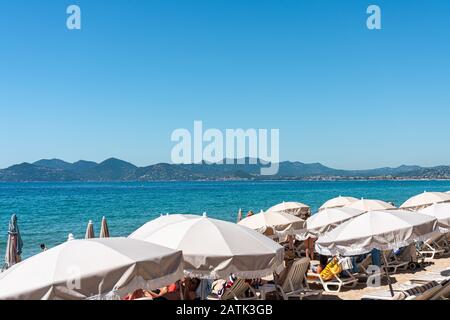 Cannes, France - 01 Juin 2019 : Les Gens Sur La Plage De Cannes En Méditerranée Banque D'Images