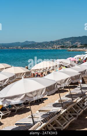 Cannes, France - 01 Juin 2019 : Les Gens Sur La Plage De Cannes En Méditerranée Banque D'Images