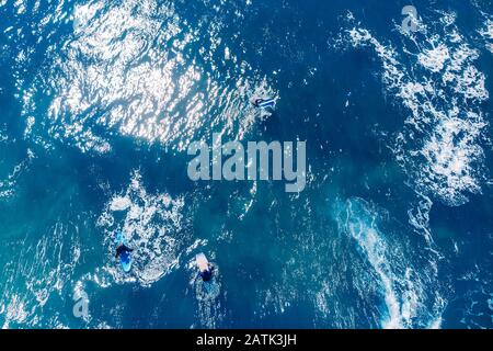 Le groupe de surfeurs novices apprend à s'embarquer sur la vague. Vue supérieure de l'antenne Banque D'Images