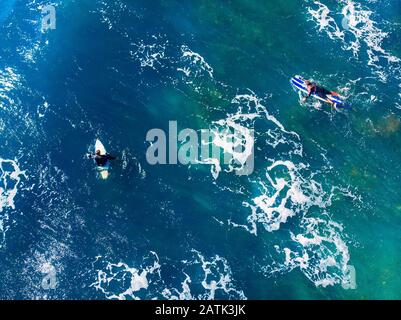 Le groupe de surfeurs novices apprend à s'embarquer sur la vague. Vue supérieure de l'antenne Banque D'Images