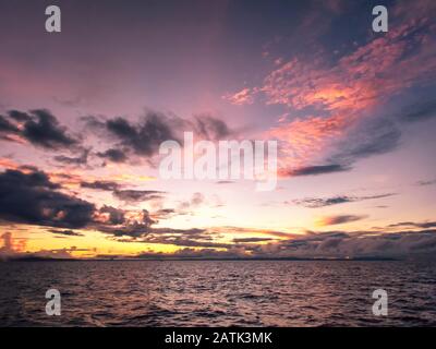 Un superbe coucher de soleil sur l'île de Malapascua aux Philippines Banque D'Images