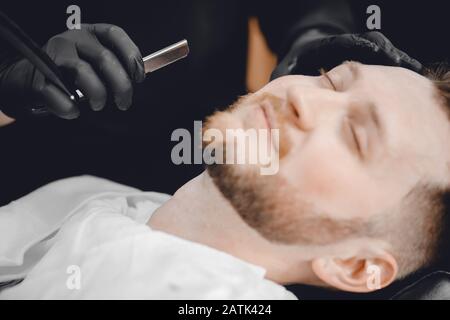 Barbershop. Coiffeur coiffure coiffure et barbe avec rasoir en salon Banque D'Images