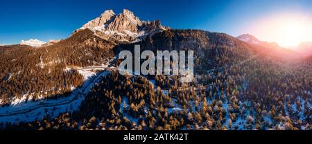 Lever du soleil dans les montagnes des Dolomites Tyrol du Sud, Italie. Vue supérieure de l'antenne Banque D'Images