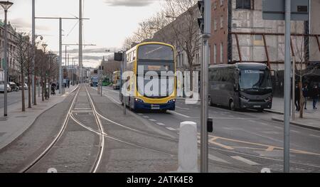 Dublin, Irlande - 12 février 2019 : bus irlandais typique à impériale qui circule avec ses passagers dans le centre-ville un jour d'hiver Banque D'Images