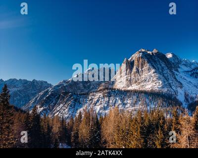 Lever du soleil dans les montagnes des Dolomites Tyrol du Sud, Italie. Vue supérieure de l'antenne Banque D'Images