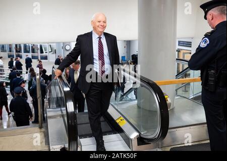 Washington, États-Unis. 3 février 2020. Le sénateur américain Ben Cardin (D-MD) arrive au procès de destitution du Sénat. Crédit: Sopa Images Limited/Alay Live News Banque D'Images