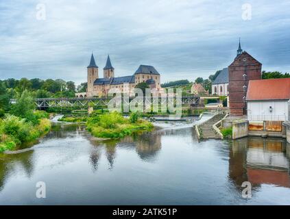 Rochlitz, Allemagne, vue sur la rivière Zwickauer Mulde et sur le château médiéval Banque D'Images