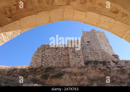 Le château de Kerak est un grand château de Crusader situé à al-Karak, en Jordanie. C'est l'un des plus grands châteaux de croiseurs du Levant. Construction de la fonte Banque D'Images