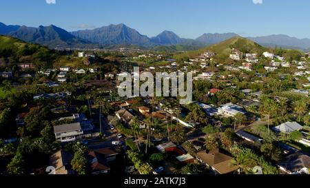 Vue aérienne de la communauté de Kailua avec le massif montagneux de Koolau à distance, côté Windward de l'île d'Oahu, Hawaï, États-Unis Banque D'Images