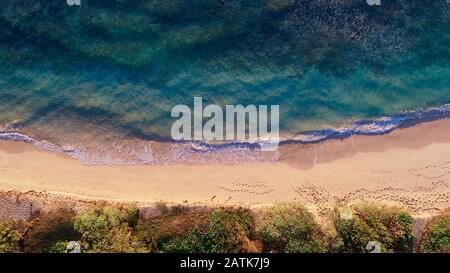 Vue aérienne sur le parc de la plage de Laie (Pounders) avec des eaux turquoise tranquilles qui se brisent sur la plage tôt le matin, près de la Laie, de l'île d'Oahu, Hawaï, États-Unis Banque D'Images