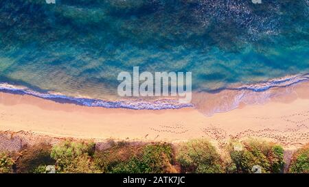 Vue aérienne sur le parc de la plage de Laie (Pounders) avec des eaux turquoise tranquilles qui se brisent sur la plage tôt le matin, près de la Laie, de l'île d'Oahu, Hawaï, États-Unis Banque D'Images