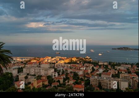 Vue panoramique sur le village côtier méditerranéen de Beaulieu-sur-Mer, Côte d'Azur, Sud de la France, avec le golfe du Cap Ferrat sur la droite Banque D'Images