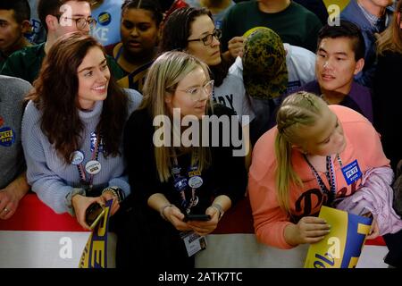 Des Moines, États-Unis. 11 janvier 2013. Les partisans de la candidate démocrate à la présidentielle Pete Buttigieg se réunissent à l'école secondaire Lincoln de des, Moines pour assister à une campagne qui s'arrête la veille du caucus.la candidate présidentielle Pete Buttigieg s'est rendue à l'école secondaire Lincoln de des Moines, Iowa pour une campagne qui s'arrête la veille des Caucus de l'Iowa, parler à ses partisans et répondre à des questions sur ses politiques. Crédit: Sopa Images Limited/Alay Live News Banque D'Images