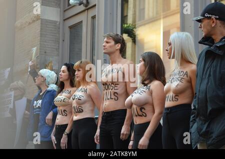 Des manifestants pour les droits des animaux se sont alignés devant le magasin de l'OIE du Canada à New York le 18 octobre 2018. Les manifestants revendiquent Le jac d'hiver de la Bernache du Canada Banque D'Images