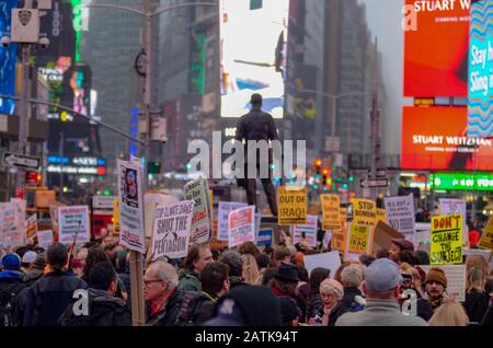 Des manifestants sont descendus dans les rues de New York à Times Sq pour protester contre le meurtre par l'administration Trump d'un général iranien de premier plan le 4 janvier 2020. Banque D'Images