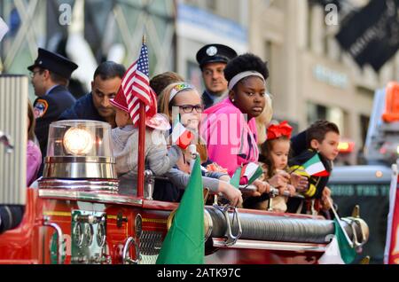Les jeunes participants sont vus à bord d'un camion de pompiers lors de la parade annuelle de la journée de Columbus à New York le 13 octobre 2019. Banque D'Images