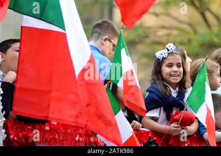 On voit des jeunes participants avoir le drapeau italien lors de la parade annuelle de la journée de Columbus à New York le 13 octobre 2019. Banque D'Images