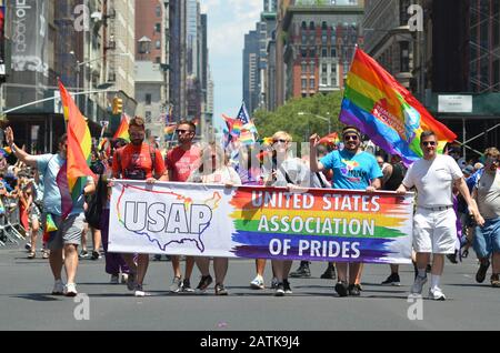 Des millions de personnes ont participé à la parade mondiale Paride à New York. Les participants ont vu tenir des drapeaux et des bannières arc-en-ciel pour montrer leur soutien à LG Banque D'Images