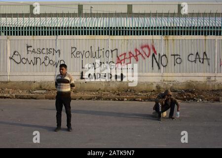 2 février 2020: Les citoyens indiens se tiennent devant le mur avec grafitti lors d'une manifestation contre la Loi controversée sur la modification de la citoyenneté (CAA), le Registre national Des Citoyens (CNRC) et le Registre national de la population (PNR) dans la région de Shaheen bagh à New Delhi, en Inde, le 02 février 2020. La loi accorde la citoyenneté indienne aux réfugiés des communautés hindoues, chrétiennes, sikhes, bouddhistes et parsi qui fuient la persécution religieuse du Pakistan, de l'Afghanistan et du Bangladesh et à ceux qui sont entrés en Inde le 31 décembre 2014 ou avant. Le Parlement avait adopté le projet de loi 2019 sur la citoyenneté (amendement) et il l'était Banque D'Images