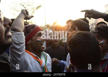 2 février 2020: Les Indiens ont crié des slogans lors de protestations contre la Loi controversée modifiant la citoyenneté (CAA), le Registre national Des Citoyens (CNRC) et le Registre national de la population (PNR) dans la région de Shaheen bagh à New Delhi, en Inde, le 02 février 2020. La loi accorde la citoyenneté indienne aux réfugiés des communautés hindoues, chrétiennes, sikhes, bouddhistes et parsi qui fuient la persécution religieuse du Pakistan, de l'Afghanistan et du Bangladesh et à ceux qui sont entrés en Inde le 31 décembre 2014 ou avant. Le Parlement avait adopté le projet de loi 2019 sur la citoyenneté (amendement) et il est devenu une loi après la rece Banque D'Images