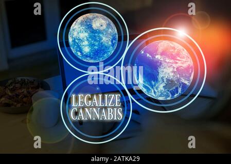 Écriture Manuscrite Légalise Le Cannabis. La photo conceptuelle qui légalise le cannabis récréatif utilisent des éléments nationaux de cette image fournie par la NASA Banque D'Images