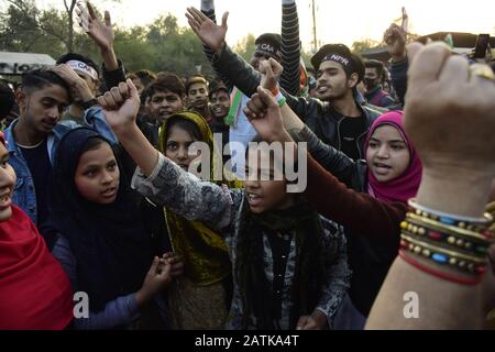 2 février 2020: Les Indiens ont crié des slogans lors de protestations contre la Loi controversée modifiant la citoyenneté (CAA), le Registre national Des Citoyens (CNRC) et le Registre national de la population (PNR) dans la région de Shaheen bagh à New Delhi, en Inde, le 02 février 2020. La loi accorde la citoyenneté indienne aux réfugiés des communautés hindoues, chrétiennes, sikhes, bouddhistes et parsi qui fuient la persécution religieuse du Pakistan, de l'Afghanistan et du Bangladesh et à ceux qui sont entrés en Inde le 31 décembre 2014 ou avant. Le Parlement avait adopté le projet de loi 2019 sur la citoyenneté (amendement) et il est devenu une loi après la rece Banque D'Images