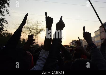 2 février 2020: Les Indiens ont crié des slogans lors de protestations contre la Loi controversée modifiant la citoyenneté (CAA), le Registre national Des Citoyens (CNRC) et le Registre national de la population (PNR) dans la région de Shaheen bagh à New Delhi, en Inde, le 02 février 2020. La loi accorde la citoyenneté indienne aux réfugiés des communautés hindoues, chrétiennes, sikhes, bouddhistes et parsi qui fuient la persécution religieuse du Pakistan, de l'Afghanistan et du Bangladesh et à ceux qui sont entrés en Inde le 31 décembre 2014 ou avant. Le Parlement avait adopté le projet de loi 2019 sur la citoyenneté (amendement) et il est devenu une loi après la rece Banque D'Images