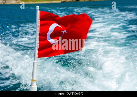 Drapeau turc sur le bateau Banque D'Images