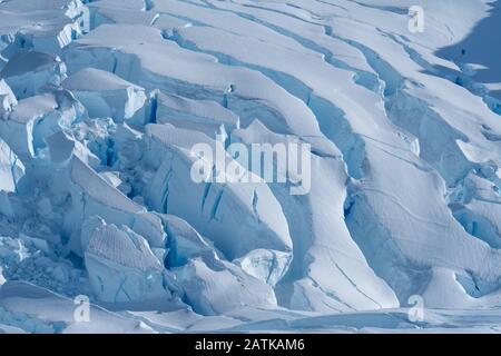 Un glacier massif au port de Neko, une magnifique entrée de la péninsule Antarctique Banque D'Images