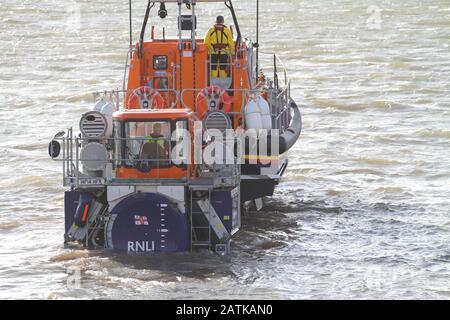 RNLI Exmouth canot de sauvetage Bridie O'Shea, sur l'exercice à Exmouth, Devon Banque D'Images