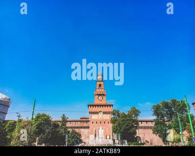 Château médiéval de Sforza ou Castello Sforzesco et beau parc Sempione au coeur de Milan, Lombardie, Italie. XVe siècle par Francesco Sforza Banque D'Images