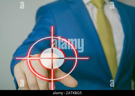 Homme d'affaires en sélectionnant le bouton dartboard sur l'écran virtuel, concept de réussite commerciale, cible sur l'écran virtuel, concept de navigation du pointeur de carte, Banque D'Images