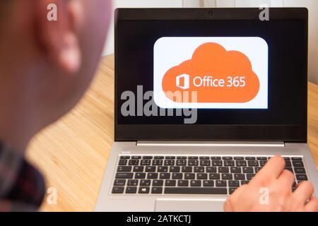 Office 365 est utilisé par un homme sur l'ordinateur portable. Logiciel informatique utilisé par le client Microsoft. Le nouveau produit est testé par un spécialiste INFORMATIQUE. San Francisco, Février Banque D'Images
