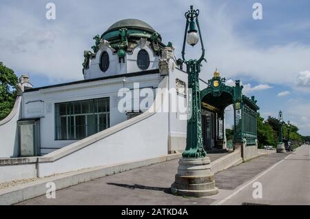Otto Wagner (1841-1918), l'architecte moderne pionnier de son époque, a été chargé de concevoir les nouvelles lignes de métro et les nouveaux bâtiments de la gare de Vienne. Banque D'Images