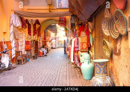 Marché marocain (souk) dans la vieille ville (médina) de Marrakech, Maroc Banque D'Images