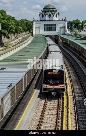 Otto Wagner (1841-1918), l'architecte moderne pionnier de son époque, a été chargé de concevoir les nouvelles lignes de métro et les nouveaux bâtiments de la gare de Vienne. Banque D'Images