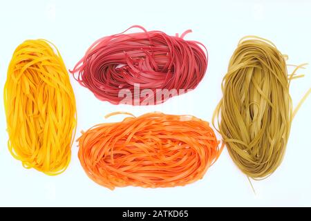Les spaghettis colorés isolés se niche sur un fond blanc. Vue de dessus Banque D'Images