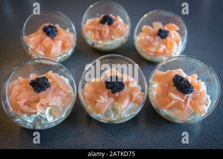 Oeufs de lompe saumon verrine de fromage frais et de l'avocat lit dans la cuisine Banque D'Images