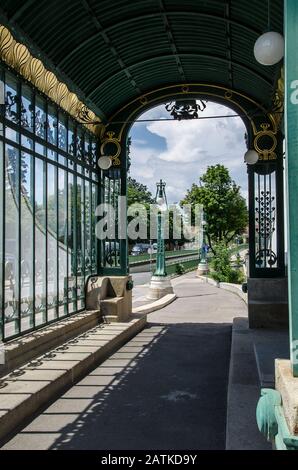 Otto Wagner (1841-1918), l'architecte moderne pionnier de son époque, a été chargé de concevoir les nouvelles lignes de métro et les nouveaux bâtiments de la gare de Vienne. Banque D'Images