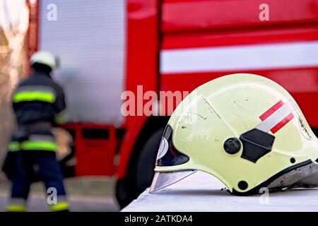 Équipement pompier sur camion de pompiers. Casque pompier Banque D'Images