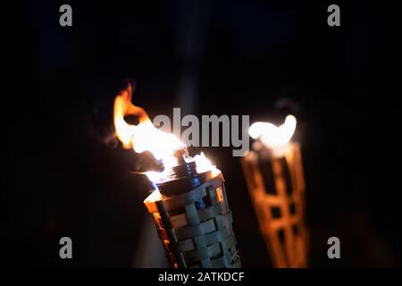 flammes d'une torches dans l'obscurité sur fond noir, seuls les feux sont visibles Banque D'Images