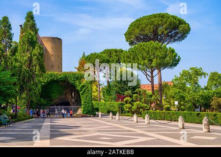 Rome, Vatican / Italie - 2019/06/15: Sanctuaire de Notre Dame de l’Immaculée conception - Nostra Signora dell'Immacolata Concezione - de Lourdes Banque D'Images