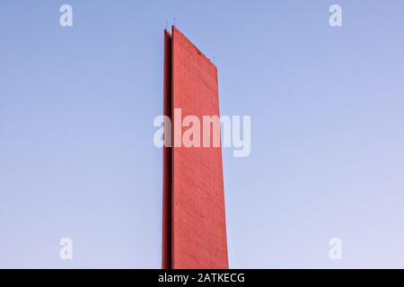 Le phare du commerce ou monument Faro de Comercio sur la place Macroplaza dans le quartier Barrio Antiguo de Monterrey, Nuevo León, Mexique. Le monument moderniste a été conçu par l'architecte mexicain Luis Barragan et construit pour commémorer le 100ème anniversaire de la Chambre de commerce de Monterrey. Banque D'Images