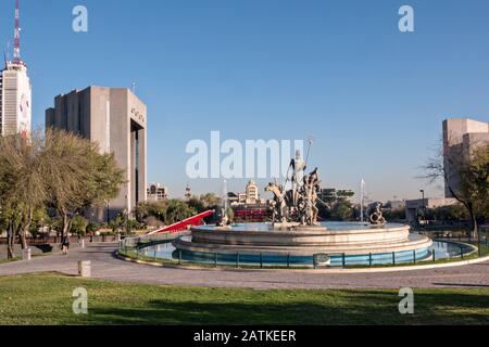 Fuente de Neptuno ou Fontaine Neptune sur la place Macroplaza dans le quartier Barrio Antiguo de Monterrey, Nuevo León, Mexique. Banque D'Images