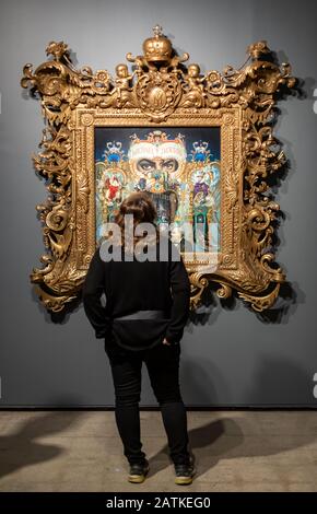 Femme adulte regardant la peinture de Mark Ryden Le roi de la pop à Michael Jackson: Sur l'exposition murale au musée d'art moderne EMMA à Espoo, en Finlande Banque D'Images