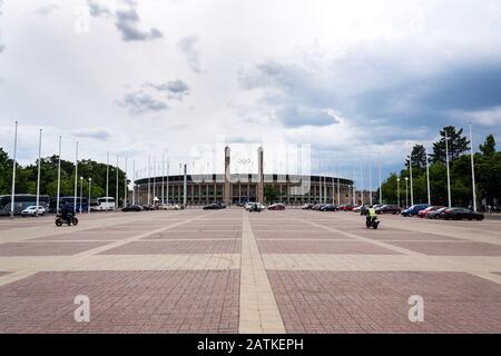 Berlin, ALLEMAGNE - 15 MAI 2018 : personnes devant le stade olympique à partir de 1936 le 15 mai 2018 à Berlin, Allemagne. Banque D'Images