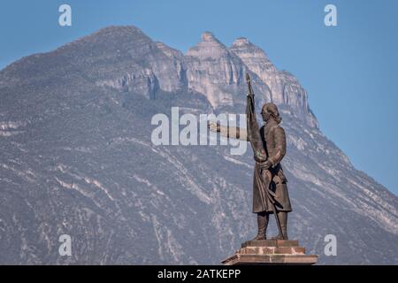 Statue du héros de l'indépendance Miguel Hidalgo avec Cerro de la Silla ou Saddle Mountain derrière dans la Grand Plaza Macroplaza dans le quartier Barrio Antiguo de Monterrey, Nuevo León, Mexique. Banque D'Images