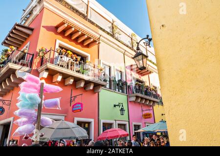 Les gens font des achats sur le marché des antiquités du dimanche dans le quartier Barrio Antiguo ou du quartier espagnol à côté de la Macroplaza Grand Plaza à Monterrey, Nuevo León, Mexique. Banque D'Images