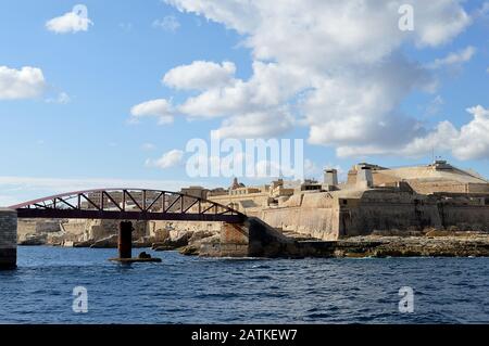 Valletta, MALTE - 11 JANVIER 2020: St Elmo ou Breakwater pont reconstruit en 2007 pour faire écho au style de celui détruit par la marine italienne dans la seconde Guerre mondiale. Banque D'Images