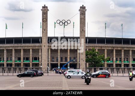 Berlin, ALLEMAGNE - 15 MAI 2018 : personnes devant le stade olympique à partir de 1936 le 15 mai 2018 à Berlin, Allemagne. Banque D'Images